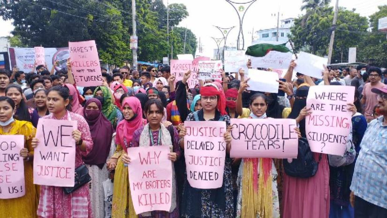 বৃষ্টি উপেক্ষা করে রাবি-রুয়েট শিক্ষার্থীদের বিক্ষোভ, যোগ দিলেন শিক্ষকরা